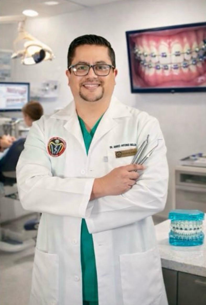 Dr. Marco Morales - Especialista en ortodoncia e implantes dentales en Durango